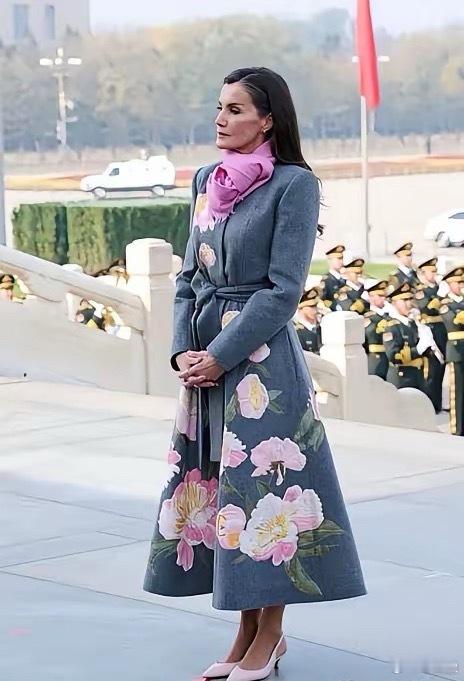 西班牙王后在北京出席欢迎仪式，有个细节不知道大家发现没？感觉莱蒂齐亚王后，应该也