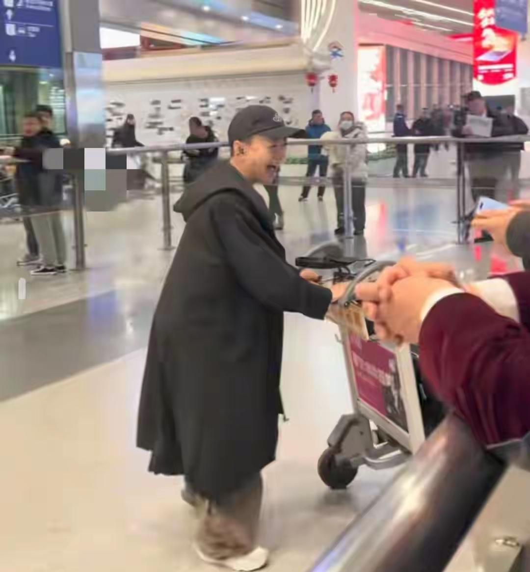 宋丹丹游玩回来，儿媳妇带孩子接机，还买了粉色鲜花送给她，这婆媳关系处的真好！镜