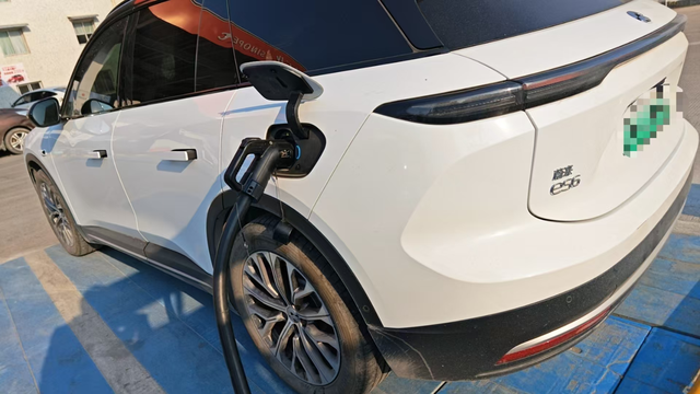 纯电还是会省心些朋友是宝马车主，因为出行需要购买了一辆理想l9，用他自己的话说