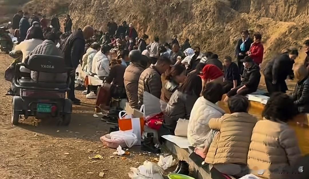 贾鲁河源头的泉眼复涌，犹如一场滑稽剧，一些人的借题发挥是为了自己的利益，大多数人