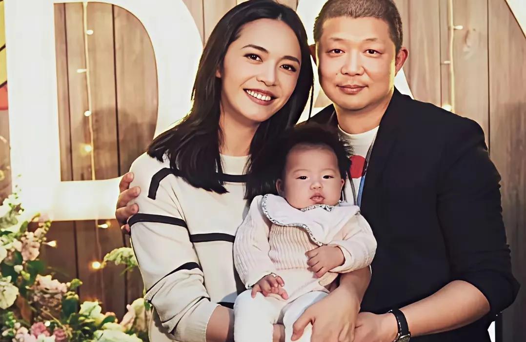 姚晨一家人，虽然老公不算帅气，但是姚晨和她结婚后，很幸福！姚晨笑起来很好看，大嘴