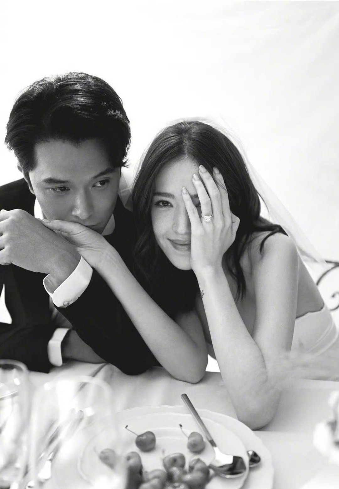 许玮宁和邱泽公布婚纱照，钻戒好大！两人将于11月28日在台北补办婚礼。