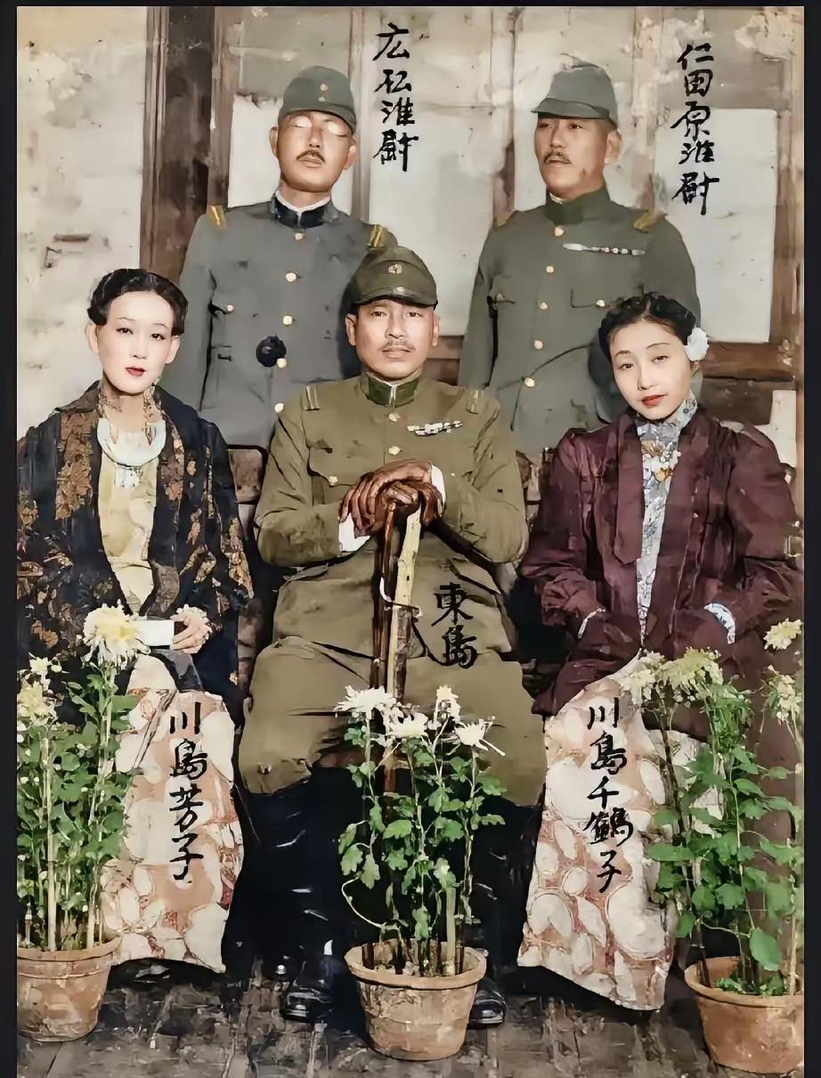 这是31岁的川岛芳子在东兴楼和日军的真实合影，都看看吧，这位满清格格的长相和身材