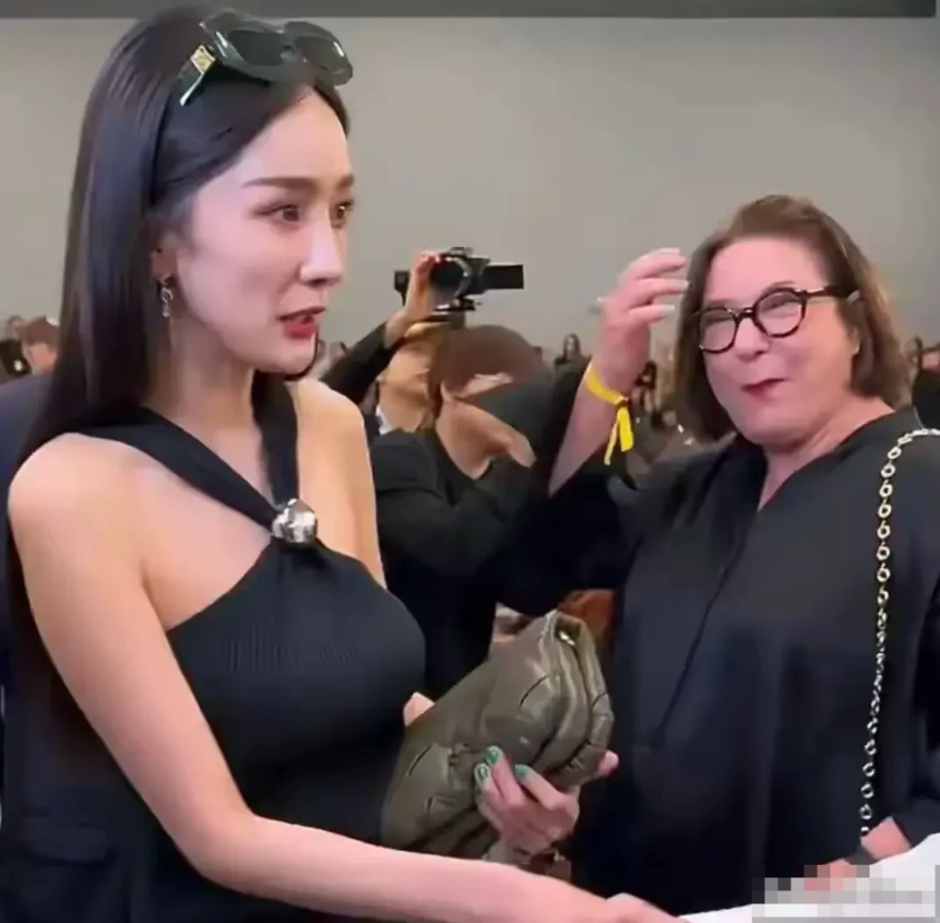 巴黎偶遇女星杨幂，本人超漂亮，脸小腿长衣品好就是太瘦了