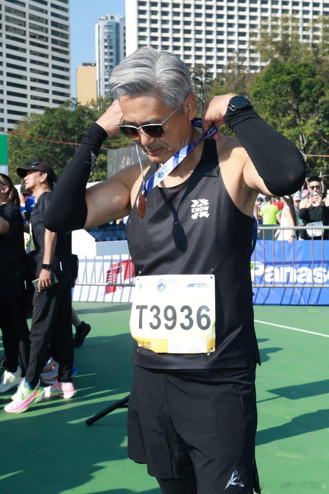 周润发又跑马拉松了周润发又去跑马拉松了，10公里！牛！