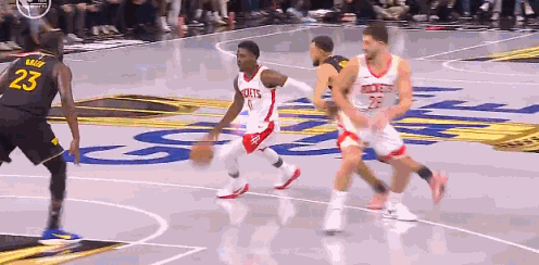 顶级倒霉蛋！霍勒迪被库里给帽了！[捂脸哭]截至目前，库里本赛季已经送出8次盖帽