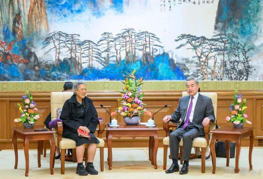 泰国王室🇹🇭🇨🇳4月8日，诗琳通公主抵达中国北京。公主和外交部部长王毅会