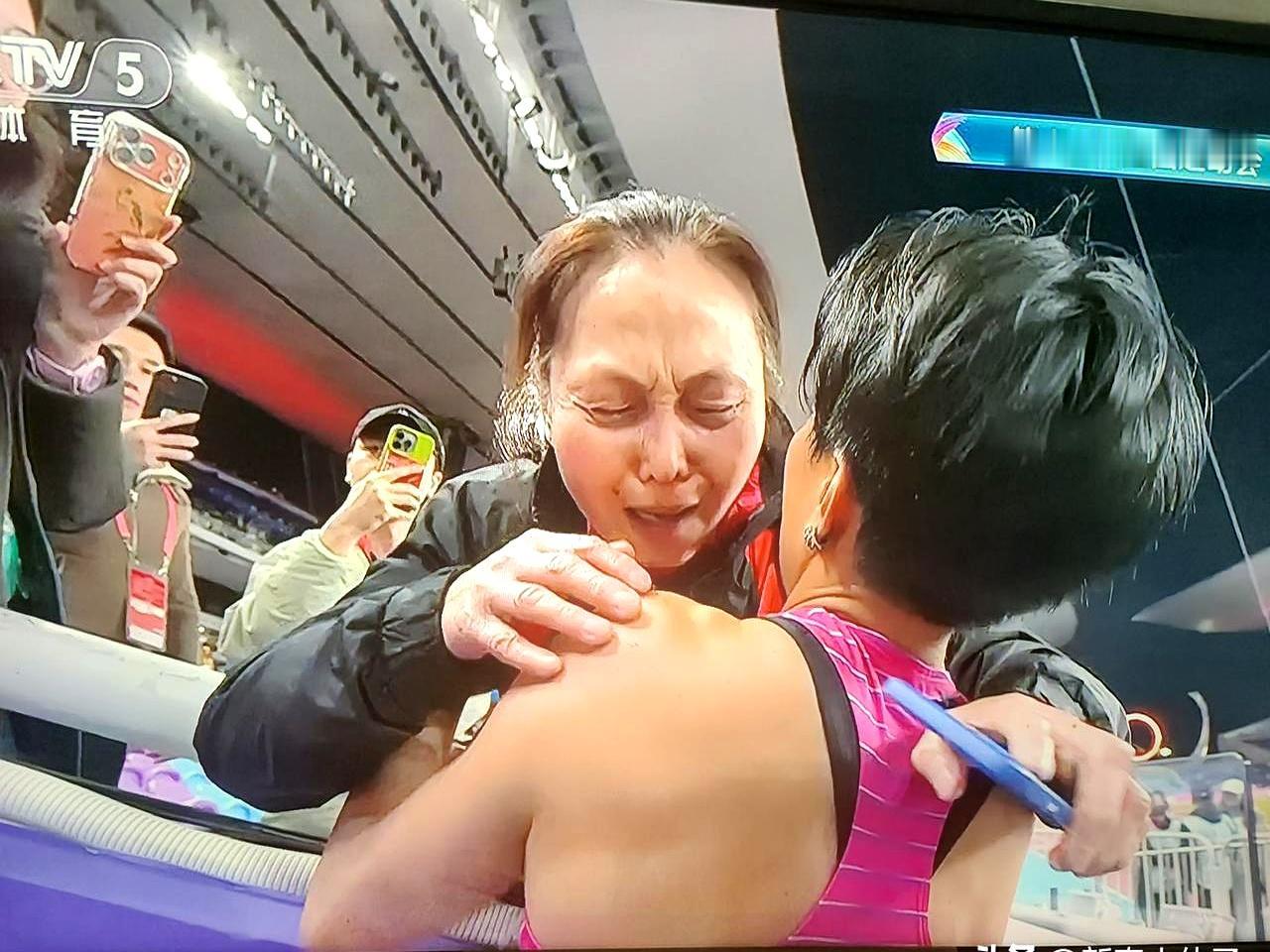 全运会女子100米栏决赛直接爆冷！山东姑娘刘景扬12秒81冲线拿冠军，自己都没反