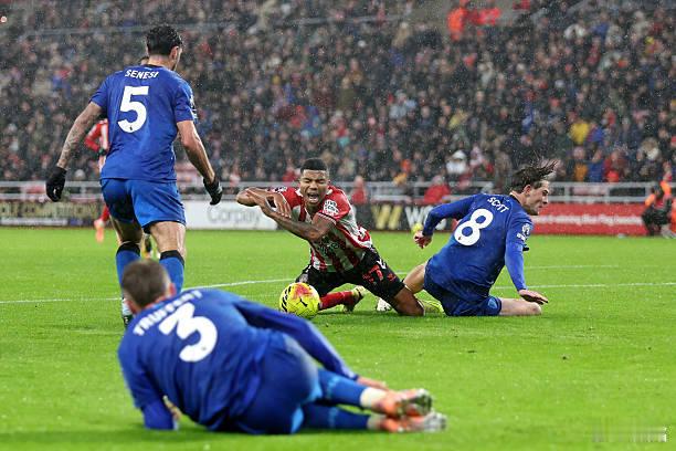 桑德兰3比2伯恩茅斯我们不得不承认，桑德兰是一支典型的匪徒球队。不仅拼抢动作粗