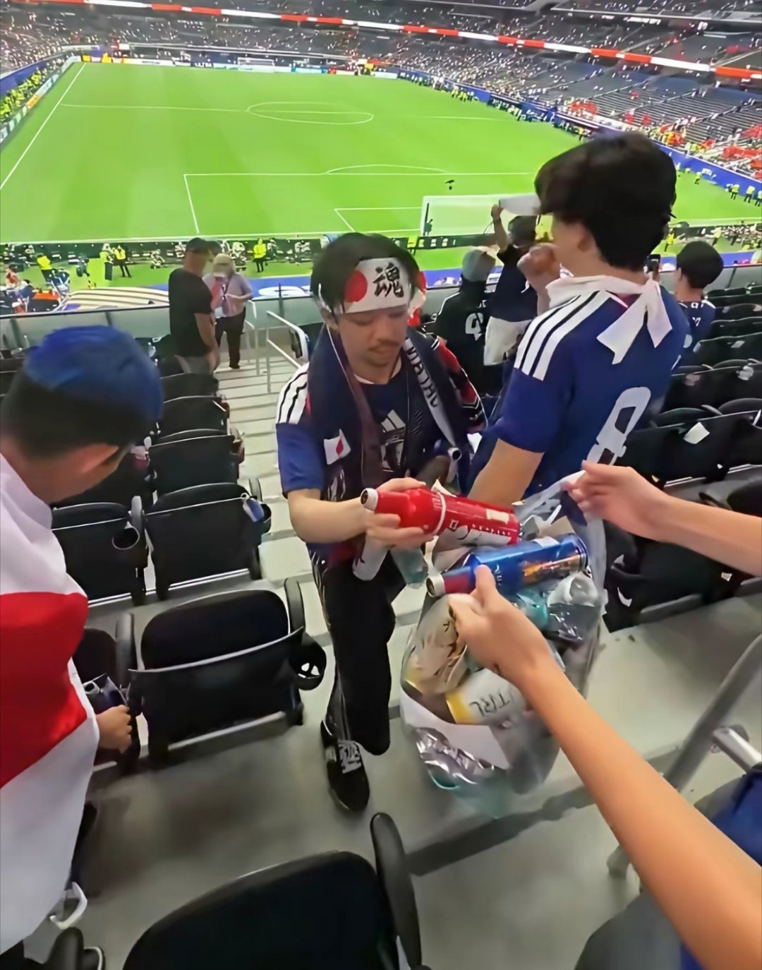日本人又开始表演捡垃圾了，还带着专业摄影团队。你倒是全部给我捡完啦