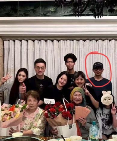 看S妈晒的全家福，具俊晔瘦了好多，如今看，他好像真的好爱老婆啊全家福里，有人妆