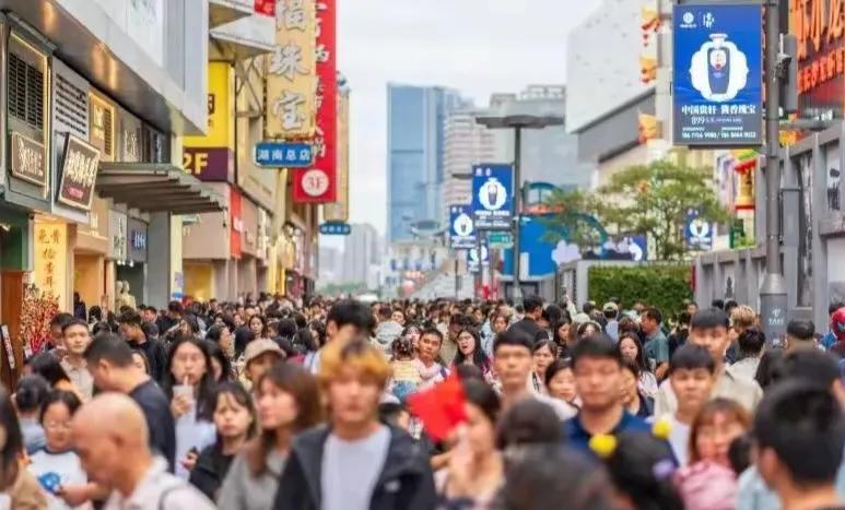 文字拼联中国汉字可谓博大精深，妙趣横生！一个简单字的组成就把社会现象表达得淋漓