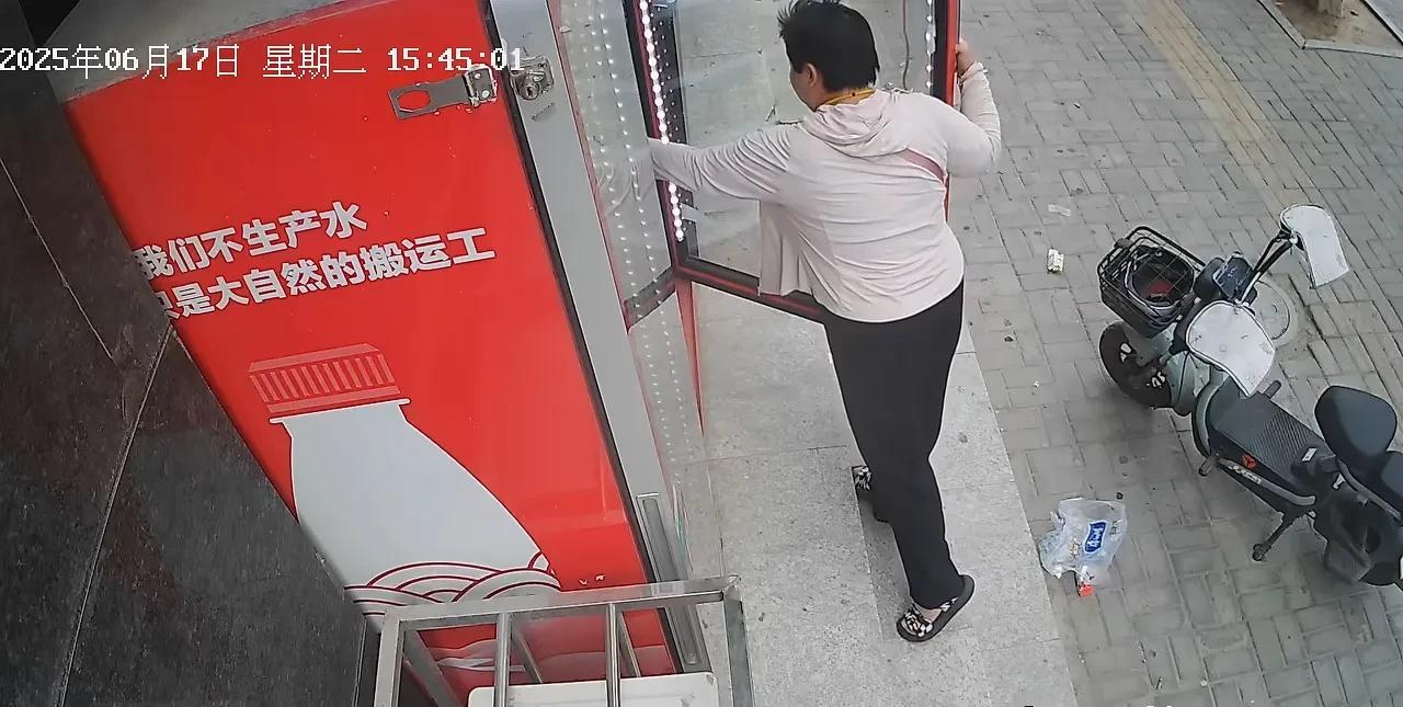 贪小便宜！6月17日，一大妈路过一家超市，超市外面有一个冰柜，大妈口渴想喝饮料，