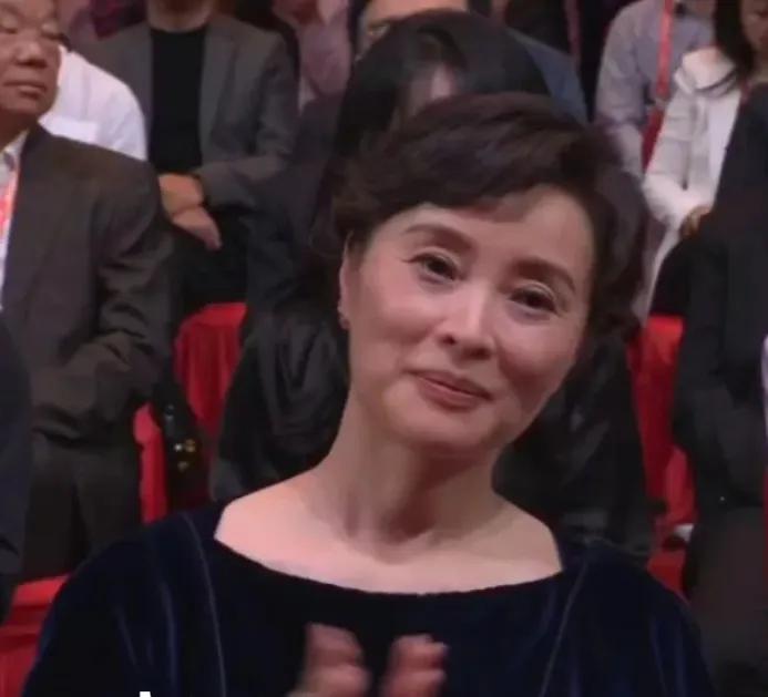 微表情是不会骗人的，吴越的表情已经出卖了她，很明显能感觉到，吴越的破碎感，