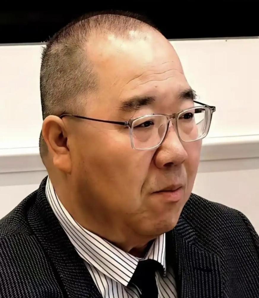 巴图直播间热闹非凡，他正热情地向大家推销自己的产品。英达突然在直播间给巴图刷礼物
