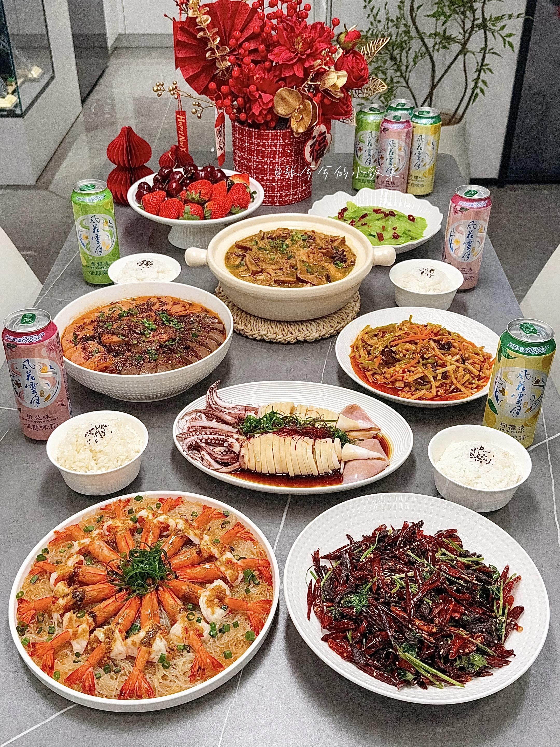 年夜饭灵感｜举杯庆团圆，年味在舌尖。新年的氛围感，总是从一桌热气腾腾的...