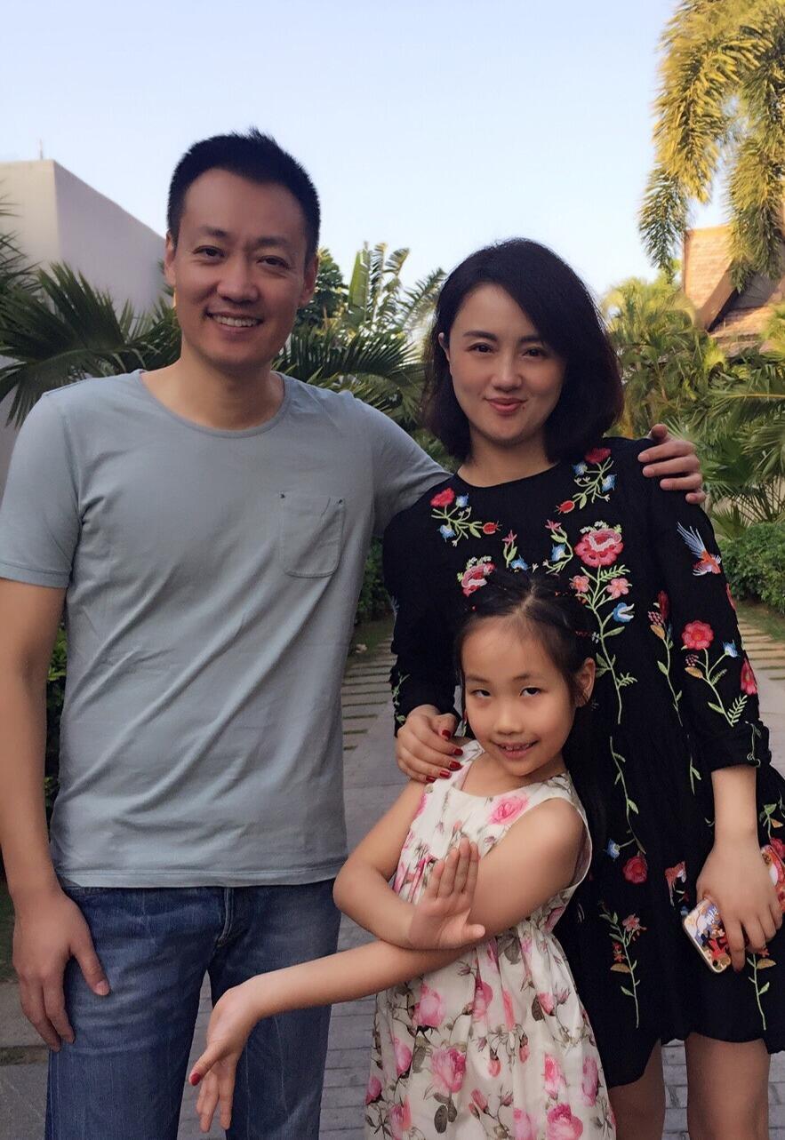 朱媛媛辛柏青一家三口，朱媛媛几乎所有角色都带着一种十分珍贵的女性特质：仗义。