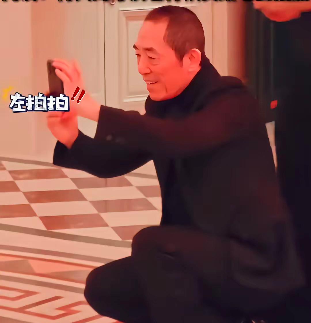 当76岁的张艺谋，在出席活动时弯腰蹲下，耐心为陈婷拍照那一刻，陈婷的心里应该很欣