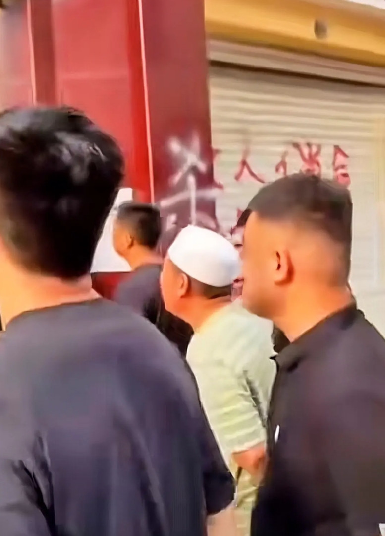 在天有灵的话好好看看你的娘家人，他们把坏人的家围得水泄不通，家里墙外写满了杀人偿