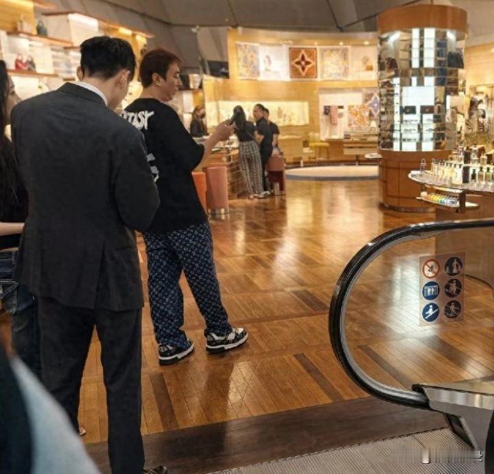 近日网友新加坡酒店偶遇王思聪，旁边新女伴颜值很高。在新加坡的一家LV商店中，王思