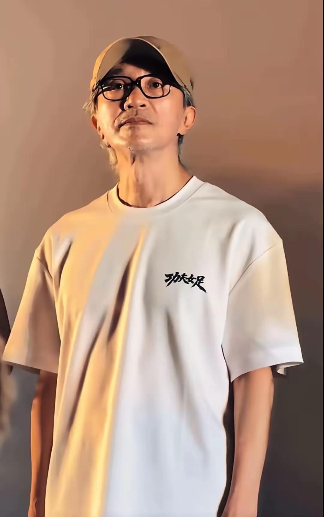 周星驰摘下口罩的那一刻依然很帅只不过这样的帅多了一份沉稳和坚定…曾经看到很