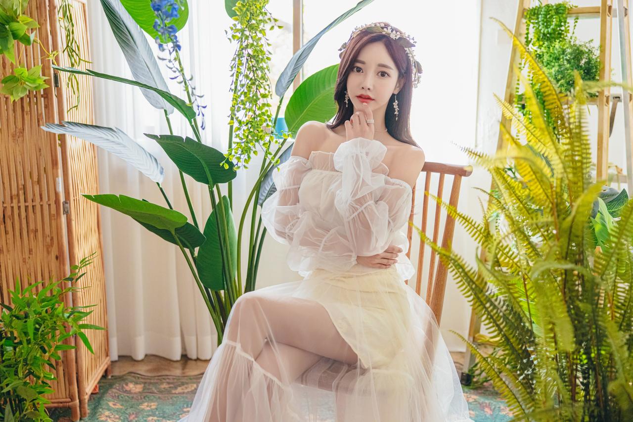 孙允珠伊甸园夏娃仙婉翡翠透纱摆裙图集（1）。