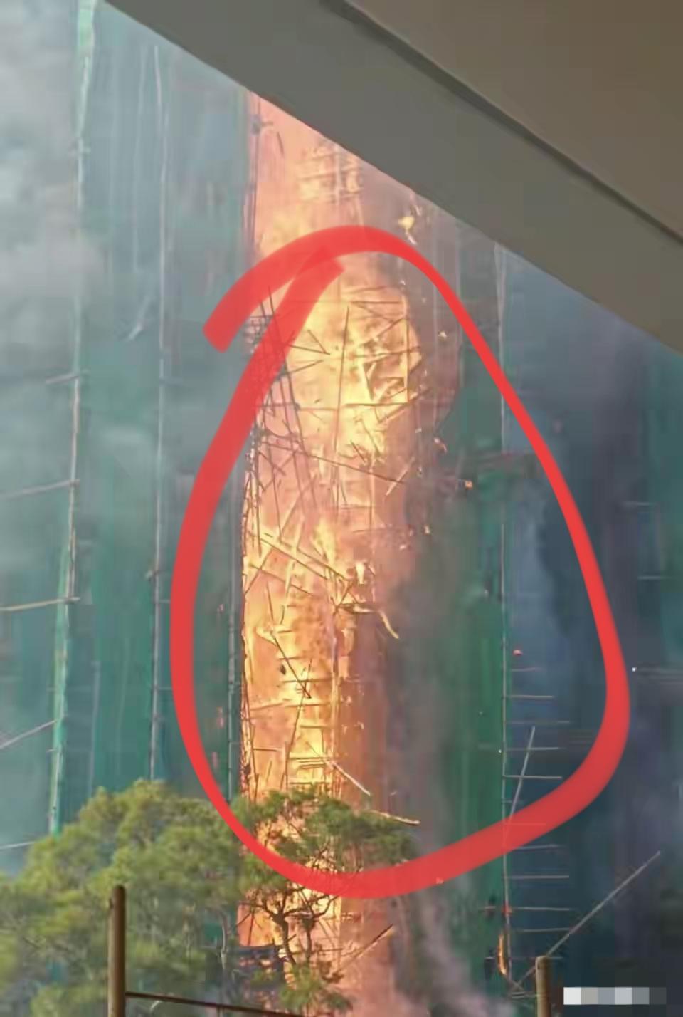香港这场大火，目前已经13死，28伤，最绝望的是外部棚架好像是木制的，且火势