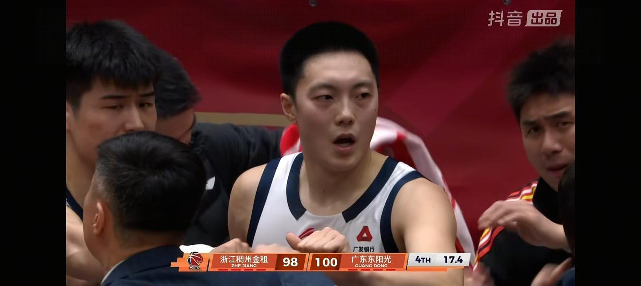今晚广东队的对手是同样三连胜的青岛队，两支球队同样的战绩，究竟谁能终结对方的连胜