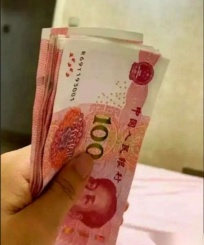 一个月4000的退休金，还没捂热，就被一个初中生“打劫”了一半。对，我亲孙子。
