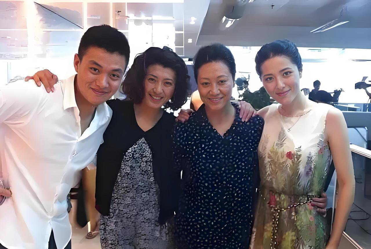 #明星#三位大美女，左二靓女，是闫学晶，她是著名的二人转表演艺术家。右二王丽