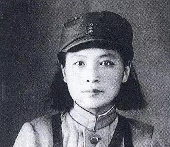 1948年底，西柏坡，三位即将改变中国命运的男人，同时接见了一个刚从敌营归来的女