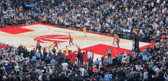 这球就是：里夫斯被重点防守不得已选择相信老詹里夫斯心里想：打进就是我拯救了