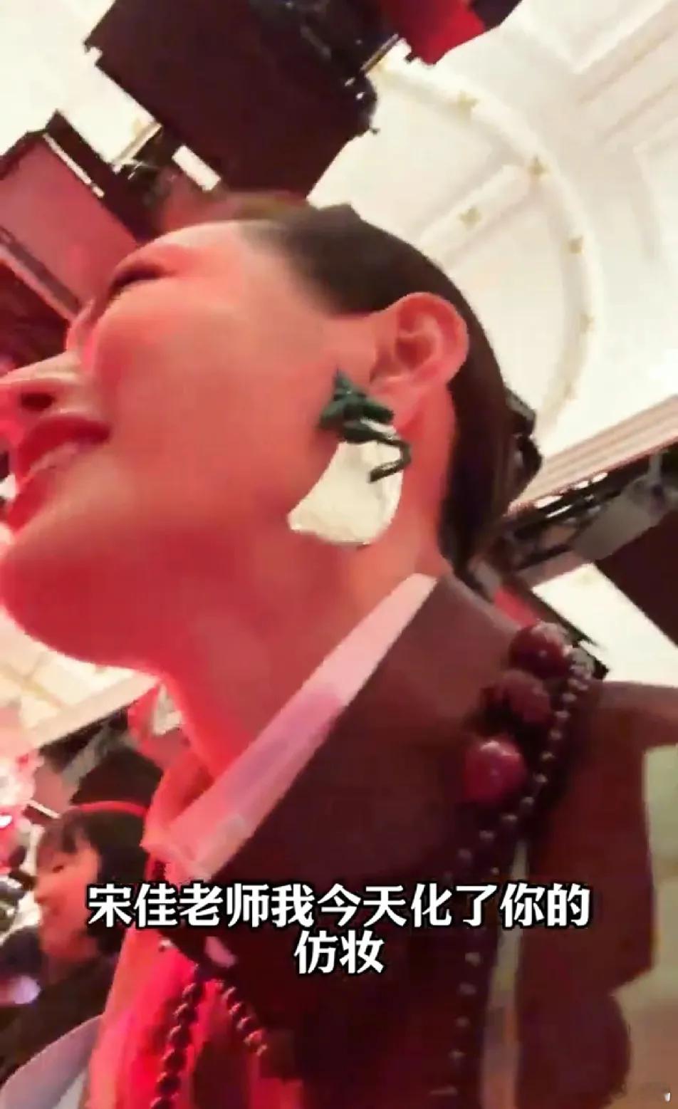 笑死了，这网红确定画的是宋佳的仿妆？！她自己不说，打死也看不出……​​​