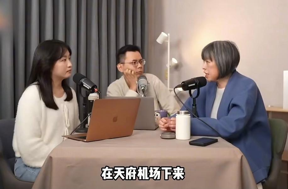 咱就问问，台湾深绿的那群人，究竟还有没有一个正常人？台湾深绿记者“范琪斐”，