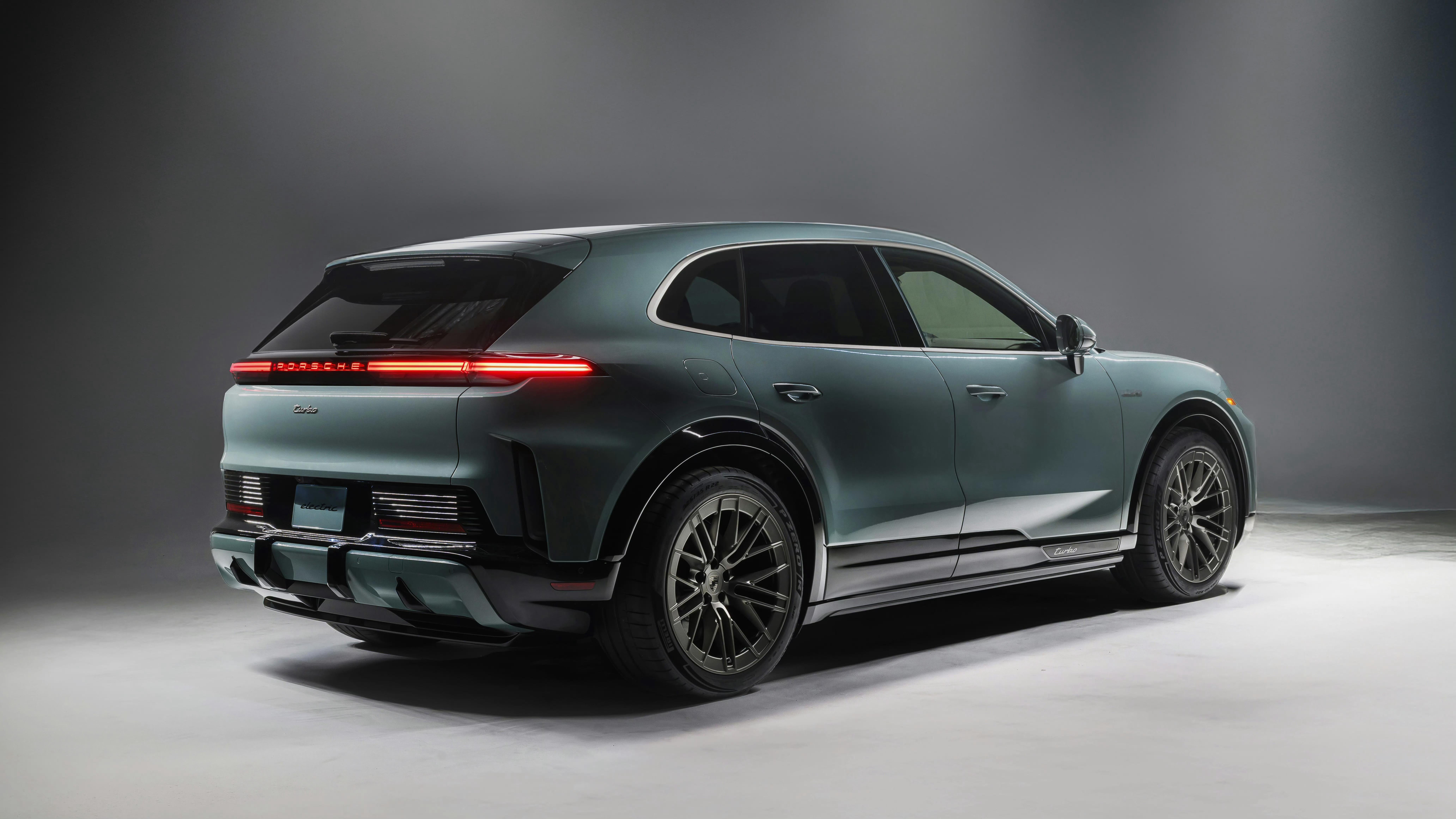 新纯电卡宴这侧裙边造型太奇怪了，显得车特别厚，完全没了之前卡宴的灵动感和档次感，