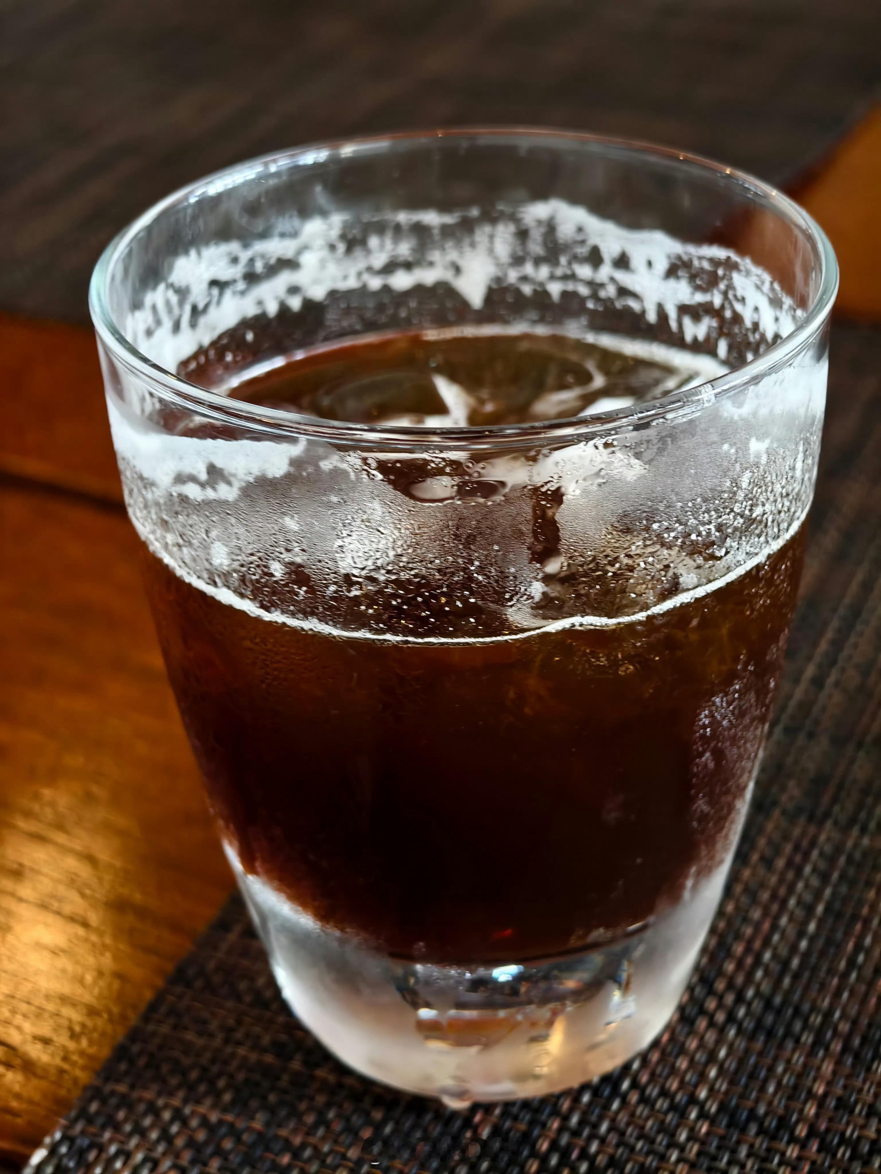 主要是星巴克也得活下去，未来星巴克必须接地气。以前晒一杯星巴克还挺有格调呢，实