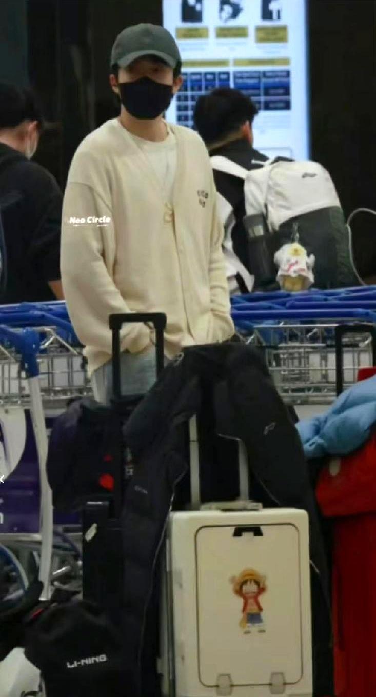 刚下飞机，王楚钦孙颖莎就直奔VIP通道，两人全程戴着口罩，一句话没说。落地