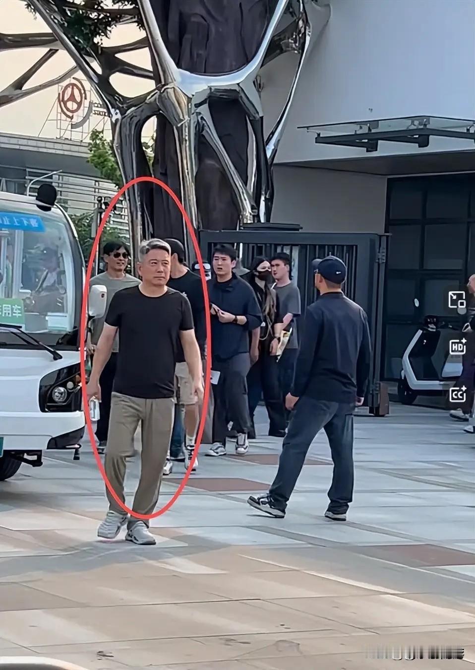 红山动物园里，胡歌和陈龙被偶遇了。生图镜头下，胡歌脸上的疤痕和凹陷清晰可见——那