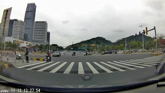 闯红灯害死人，骑电瓶车的女生太惨了。