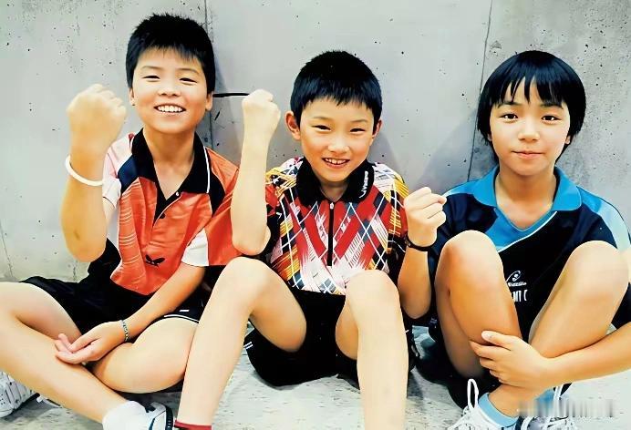 图1是少年时期的（2012年左右）户上隼辅、张本智和、松岛辉空，那时候我们的“养