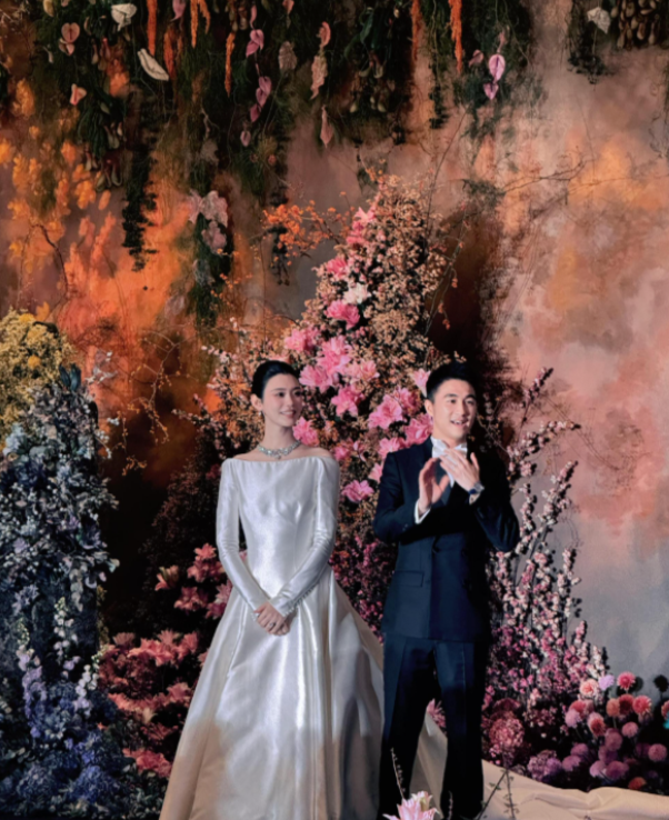 何猷君奚梦瑶澳门答谢宴现场曝光！现场犹如舞会般热闹。奚梦瑶父母都是大高个，四太梁安琪穿搭简约低调，自