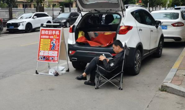 当初我看不上满大街收旧手机的，觉得几块钱收个废品能赚啥？直到我邻居卖了部开不了机