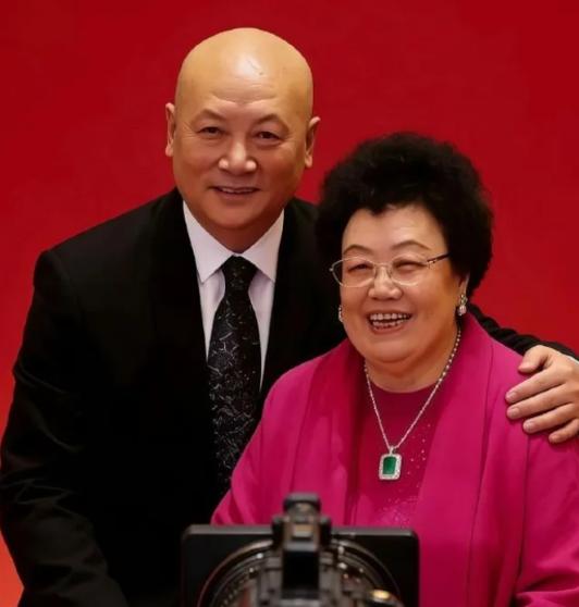 1995年，陈丽华和儿子商量生意的问题，迟重瑞突然插了一句，只见，陈丽华瞬间变了