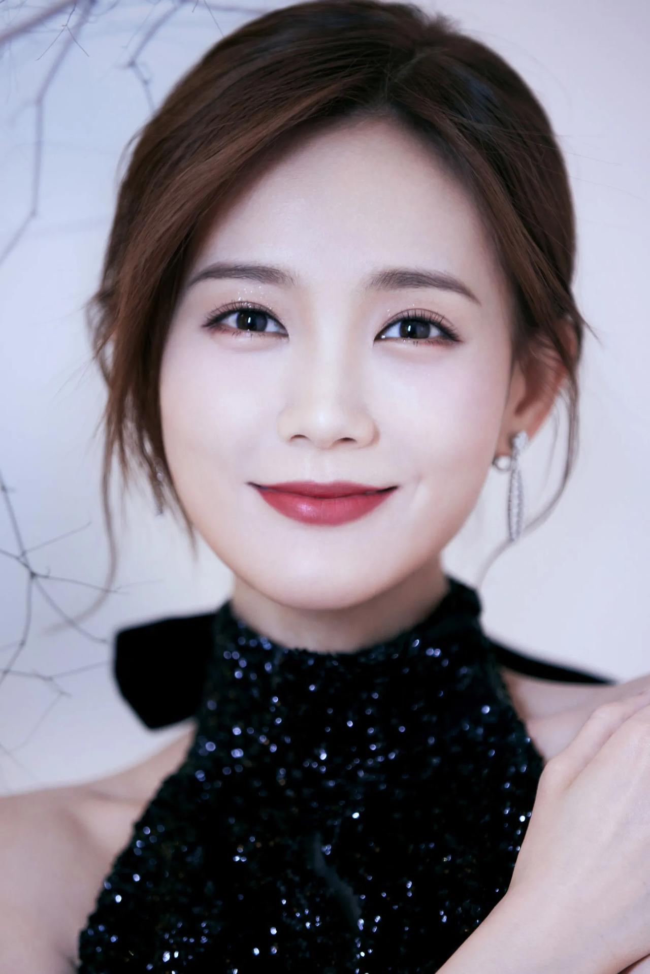 李一桐美图分享10李一桐李一桐艺术照李一桐礼服李一桐吊带裙李一桐素颜李