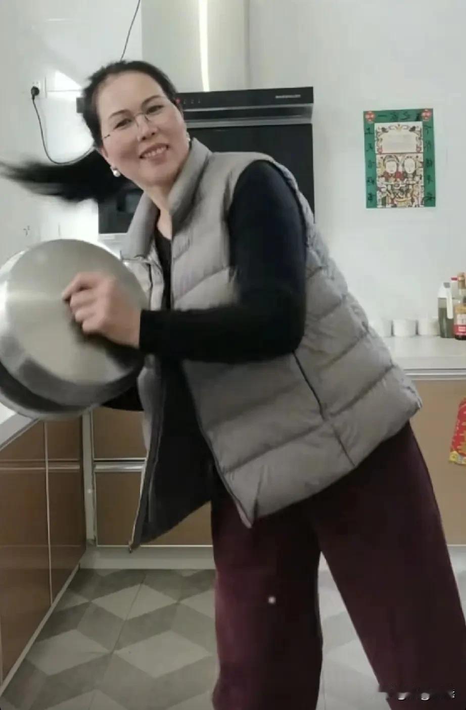 小杨阿姨太欢乐了！两个儿子也已经回到了老家，今年过年一家人开开心心团聚在一起，