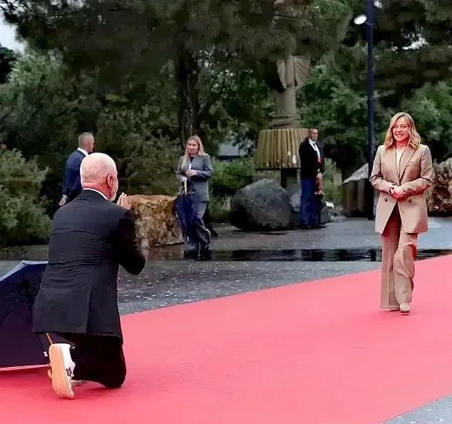 弱国的悲哀！在欧洲峰会上，为了讨好强国，阿尔巴尼亚总理，身高2.02米的大汉单