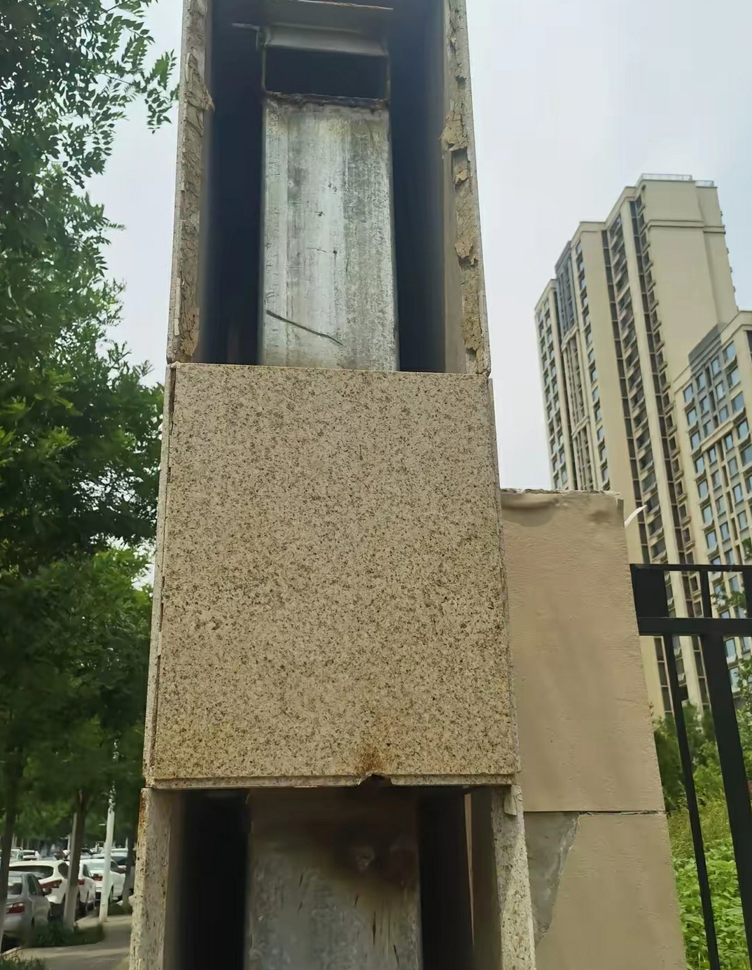 这种墙，瓷砖真的挂不住，早晚掉光