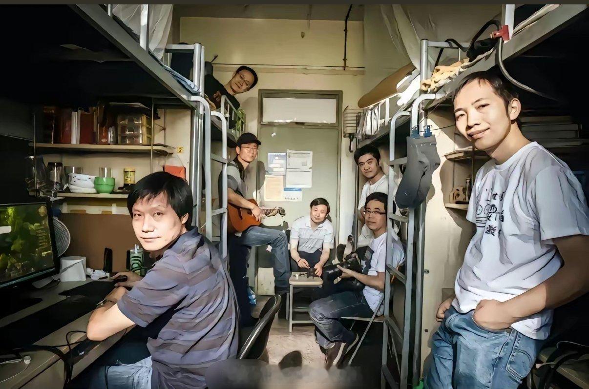 雷军以前宿舍七人，一人不落，挺牛的。​​​