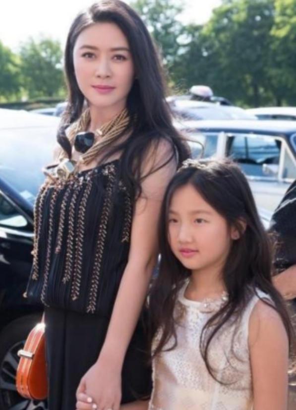 2001年，陆毅的老婆鲍蕾在接受采访时，对昔日同学田海蓉极尽讽刺：”她追了我老公