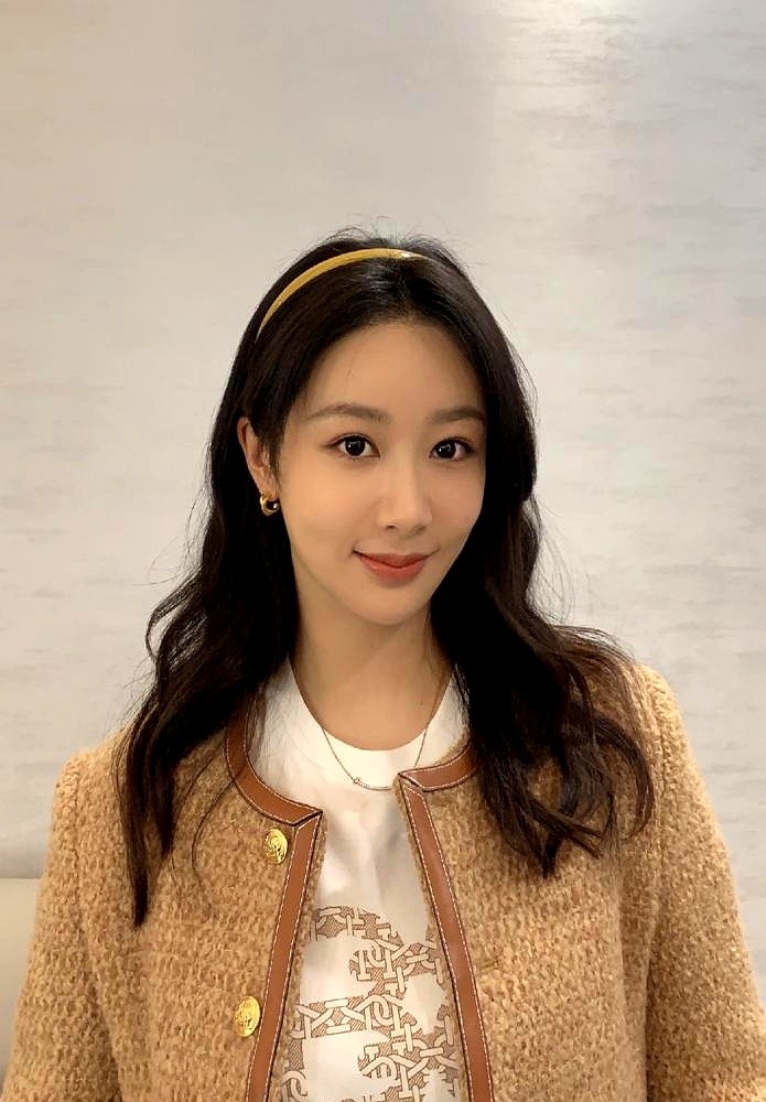 李现在片场被逼出一身冷汗，肖战看着角落里的群演愣住了。拍戏时肖战发现，杨紫居然能准确喊出每个群演的名